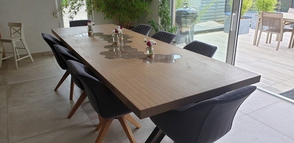 Table de salle à manger en Baubuche multilignes avec inclusion carrelage