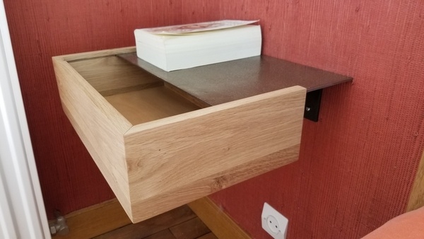 Table de nuit suspendu par Friscolesptitslu sur L'Air du Bois