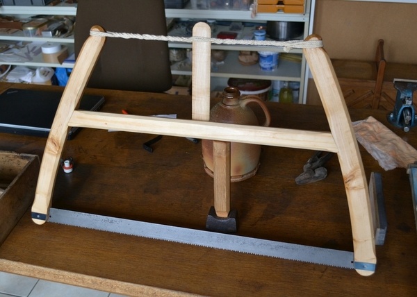 Scie cadre sortie d'une bûche, denture maison, tout à la main