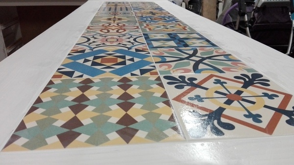 Meuble de cuisine,bois de recuperation et carrelage ceramique carreaux de ciment imitation