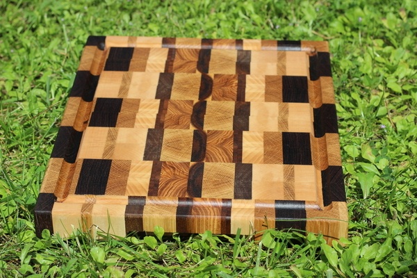 Planches à découper en bois de bout avec les chutes