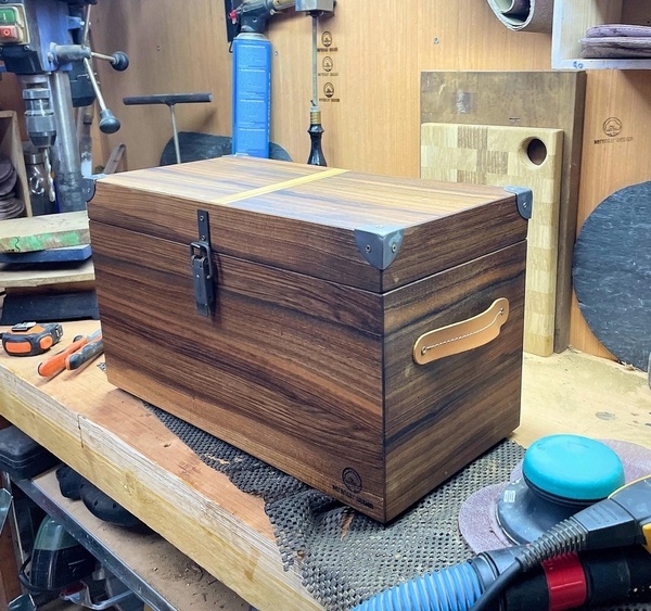 Coffre en noyer massif
