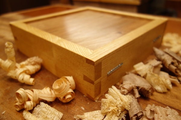 La boîte en chêne et noyer