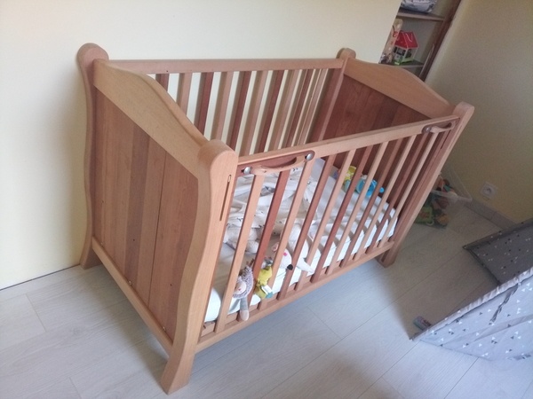 Lit bébé à barreaux
