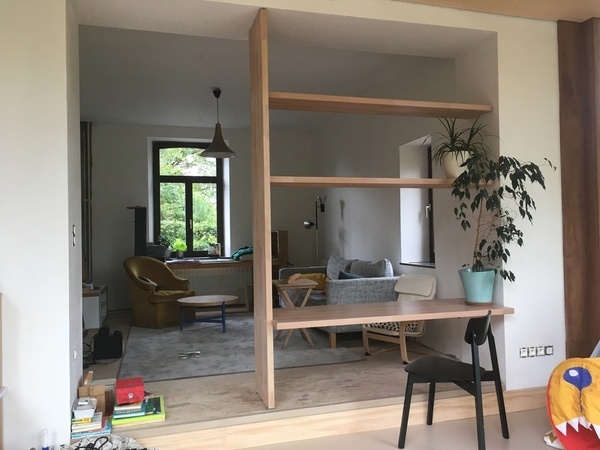 L'étagère fait office de séparation et de petit bureau d'appoint dans le séjour