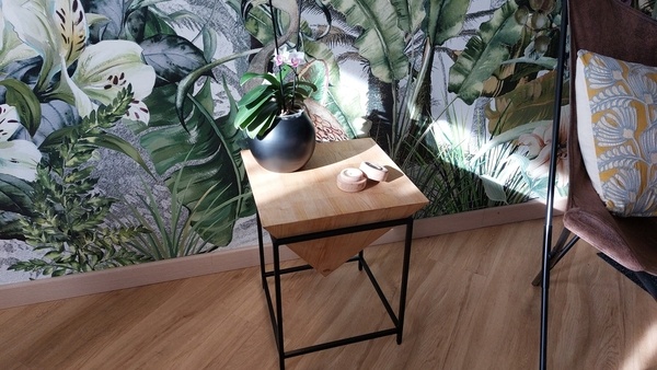 Table d'appoint bois métal en forme de pyramide inversée
