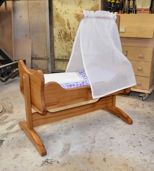 Berceau à balancier pour poupon en orme rouge