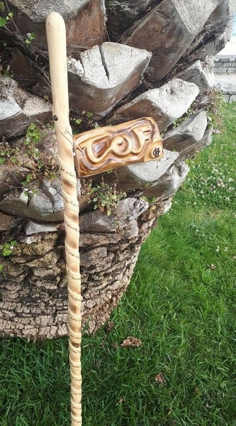 Bâton de marche heureux qui comme Ulysse