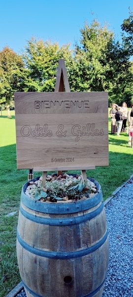 Panneau de bienvenue et son chevalet.