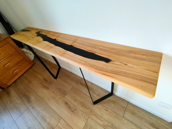 Console frêne et résine.