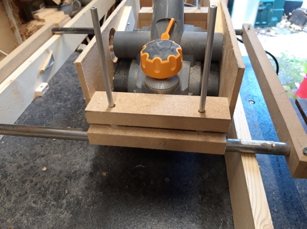 Gabarit de dégauchissage avec une raboteuse portative