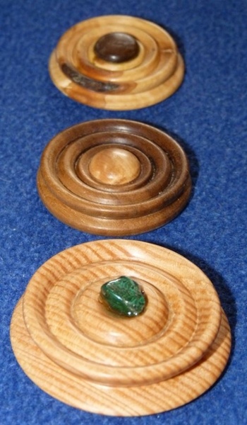 Bijoux, pommes, noix et pierres précieuses.