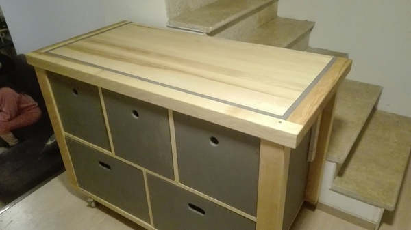 Meuble bas en frêne et valchromat gris clair