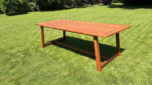 Table extérieure en chêne massif