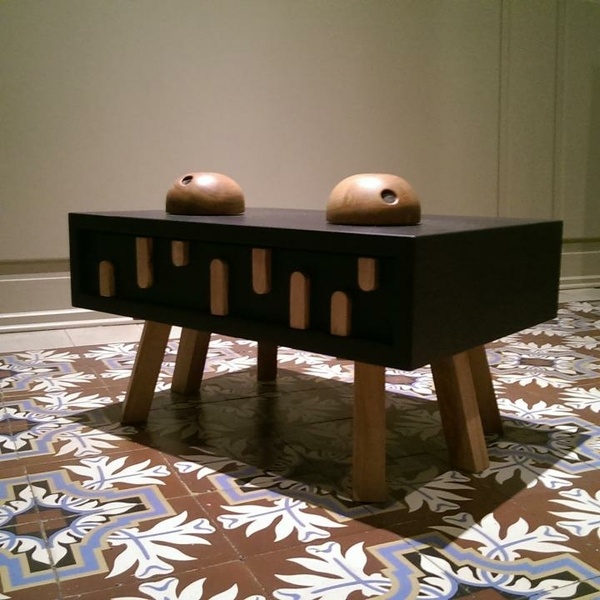 Un petit monstre de table de nuit