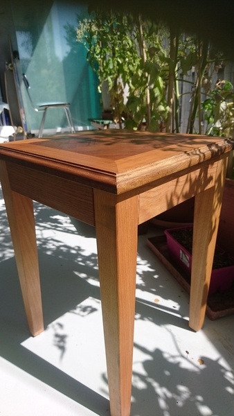 Petit tabouret avec assise plaquée