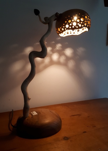 Lampe tordue et trouée !