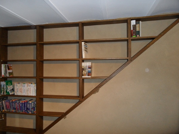 Bibliothèque en chêne massif sur mur en argile