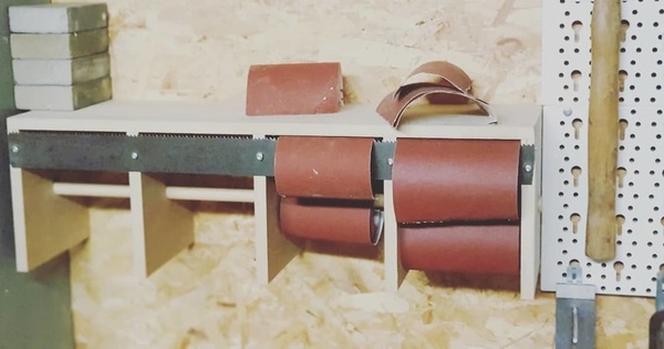 Support pour rouleaux de papier à poncer