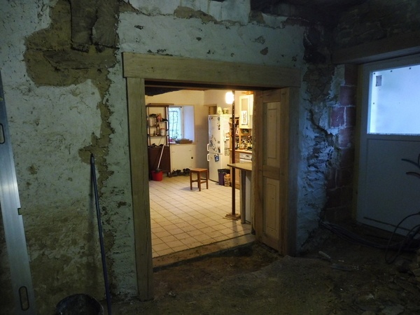 Un menuisier qui bosse avec un maçon...