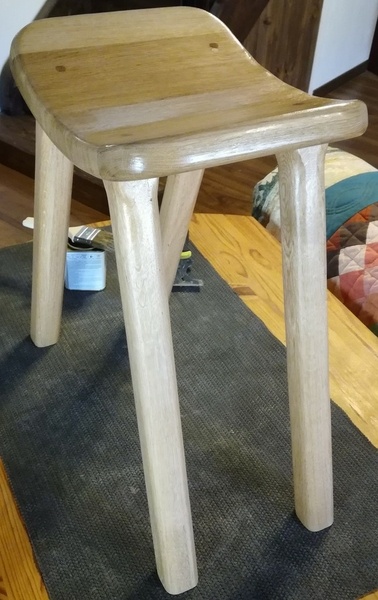 Petit tabouret assise courbe