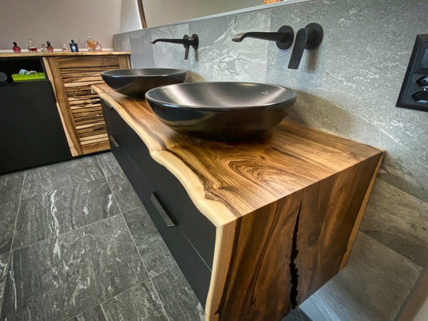 Mobilier de salle de bain et miroirs en noyer