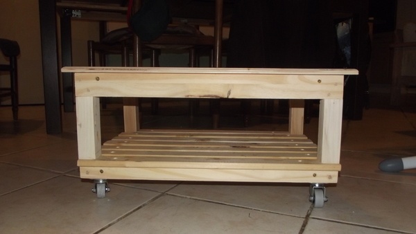 Petite tablette à roulettes