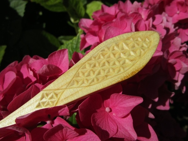 Invitation à passer ! Atelier sculpture en coche, ou chip carving.