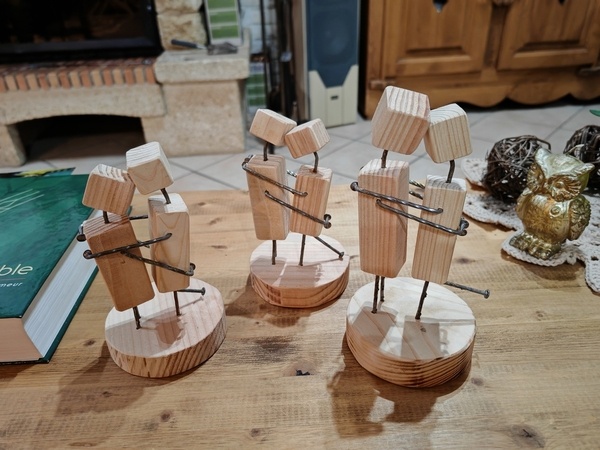 Petits couples fait de bois et de clous