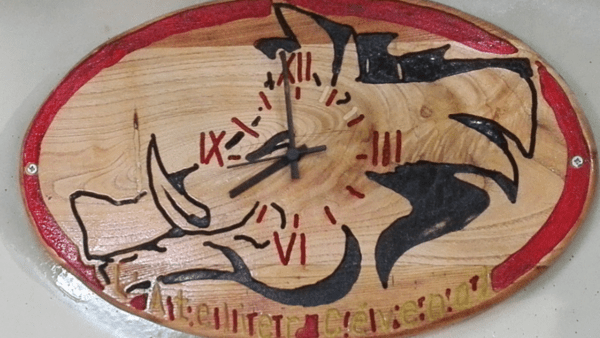 Horloge murale logo de la chaîne