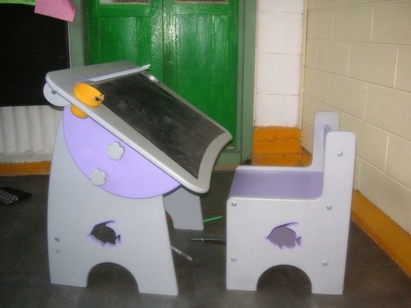 Petit bureau d'enfant inclinable