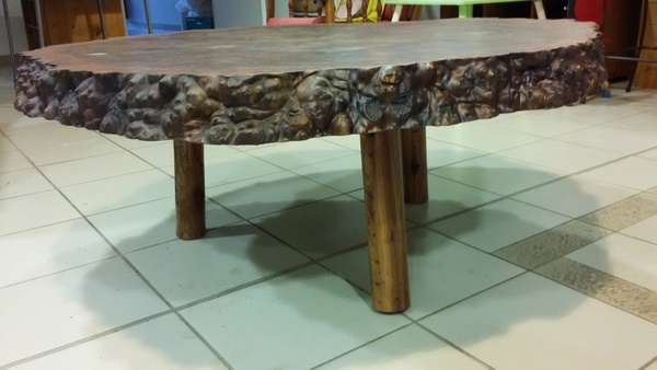 Table basse avec une galette en ormeau galeux