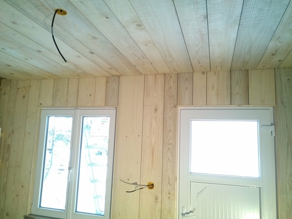 Parement mur et plafond avec de planches brutes de sciage et brossées