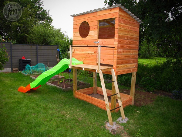 Cabane sur pilotis avec toboggan