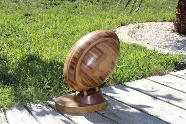 Ballon de rugby en bambou