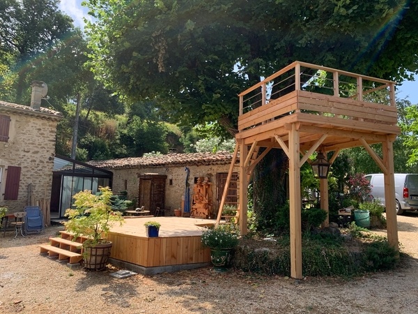 La terrasse de 25m2 et le point de vue de 5m2 habillent un vieux Tilleul.