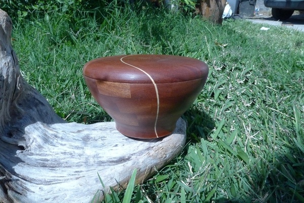 Une boite tournée en acajou