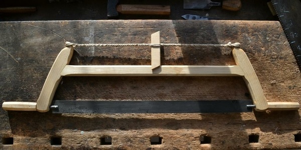 Cadre de scie sorti d'une bûche, sans machine