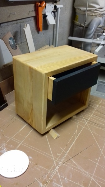 Petit chevet suspendu