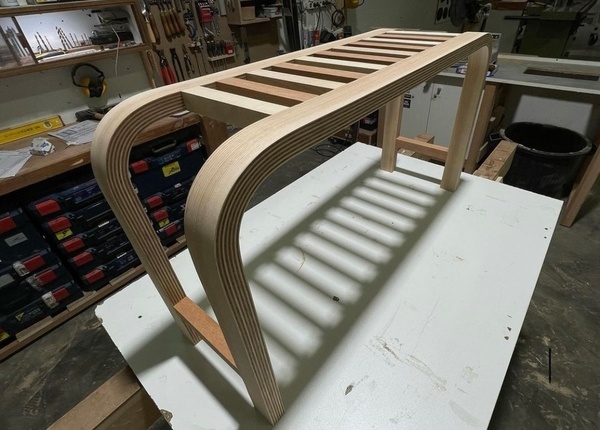 Banc cintré frêne/sipo