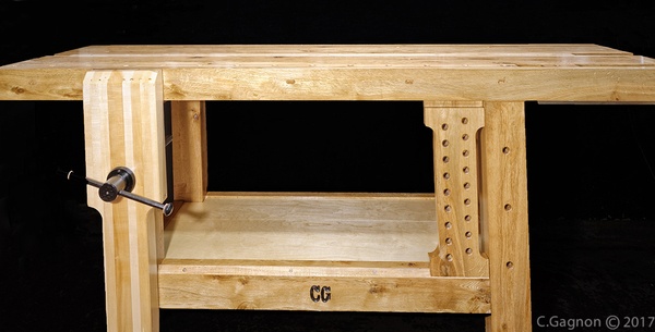 Établis en chêne blanc (poids estimé: 180 kilos).