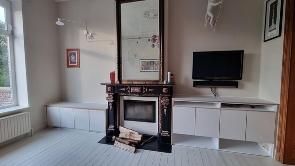 Meuble TV et banquette. Aménagement salon.