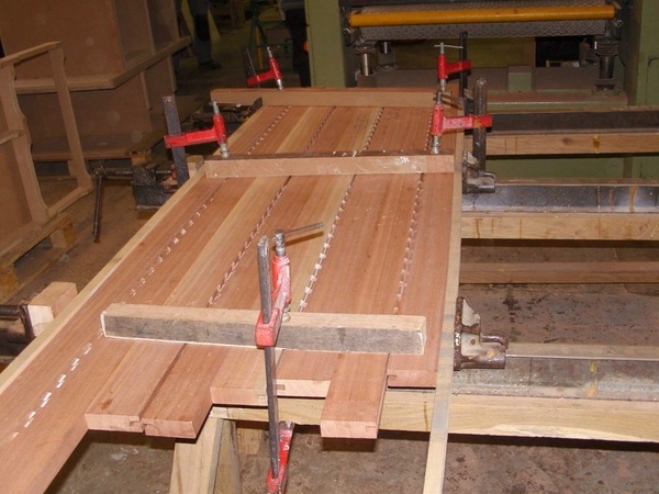 collage de mes languettes sur les montants (j'ai collé mes 2 montants entre eux pour gagner du temps et me permettre d'en coller plusieurs a la fois)