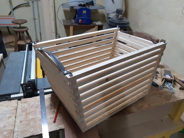 Une panière à linge ou même à vinyles