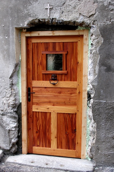 Porte d'entrée d'une vieille maison en mélèze