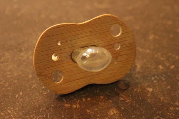 Tétine en bois