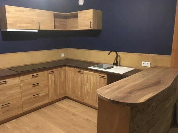 Cuisine chêne massif et crédence en argile