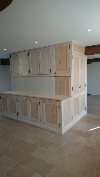 Un petit buffet accompagné d'une penderie