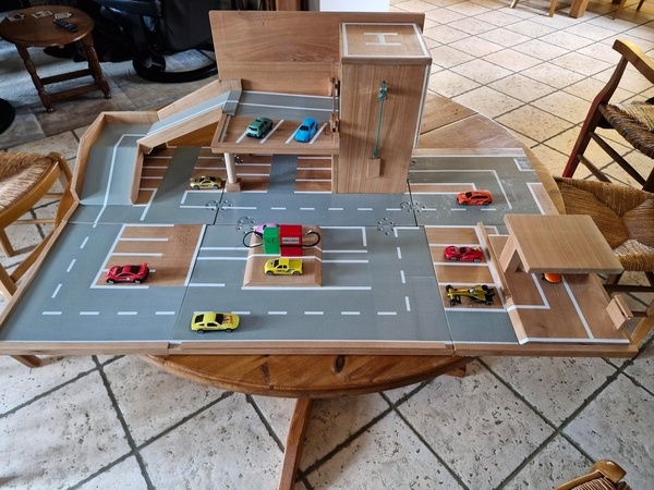 Circuit, parking et station jouet enfant