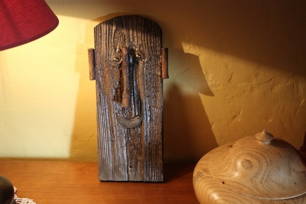 Figurine en bois pourri